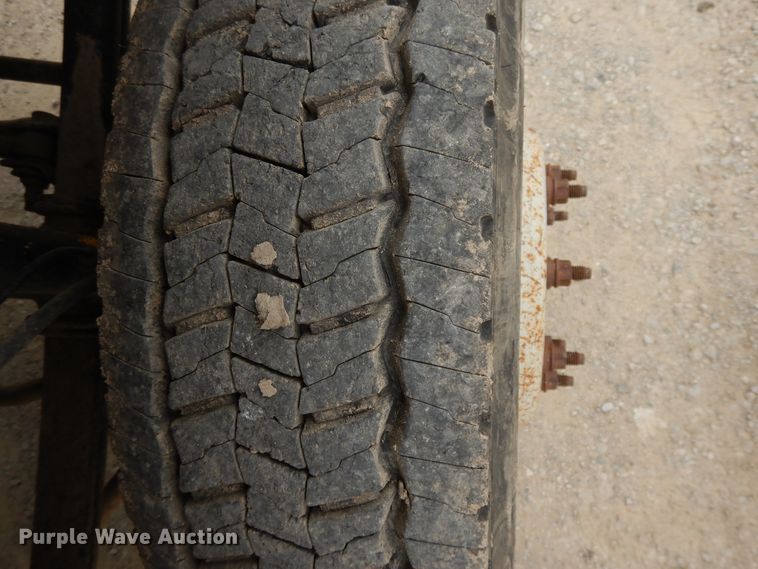 image for item DE5724 2001 Ford F450 Super Duty  flatbed truck