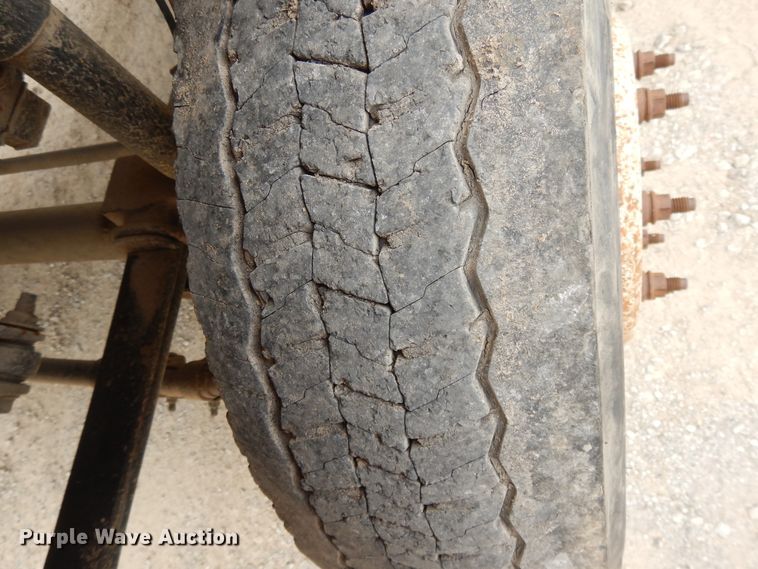 image for item DE5724 2001 Ford F450 Super Duty  flatbed truck