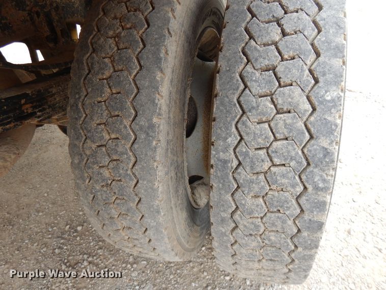 image for item DE5724 2001 Ford F450 Super Duty  flatbed truck