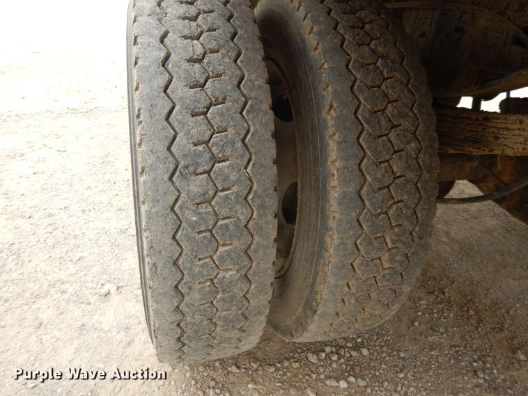 image for item DE5724 2001 Ford F450 Super Duty  flatbed truck