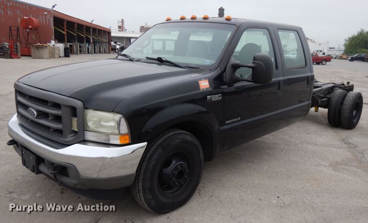 image for item DE5746 2002 Ford F350 Super Duty  Crew Cab pickup truck cab and chassis
