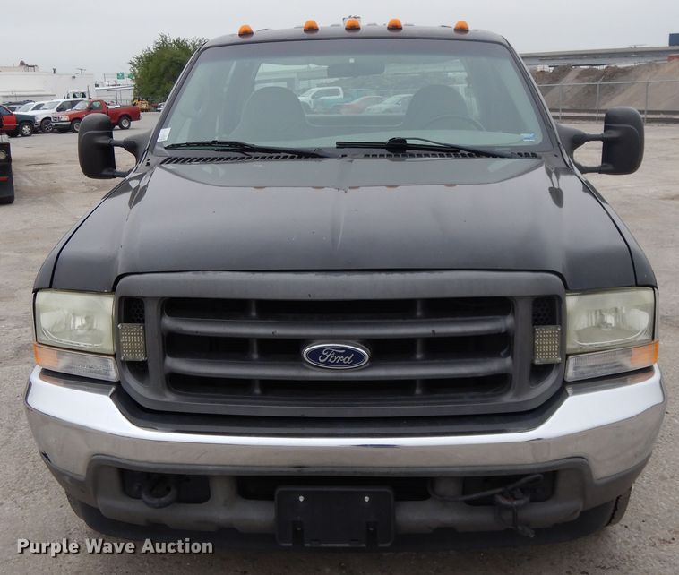 image for item DE5746 2002 Ford F350 Super Duty  Crew Cab pickup truck cab and chassis