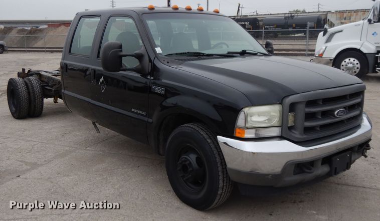 image for item DE5746 2002 Ford F350 Super Duty  Crew Cab pickup truck cab and chassis