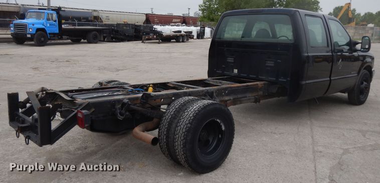 image for item DE5746 2002 Ford F350 Super Duty  Crew Cab pickup truck cab and chassis