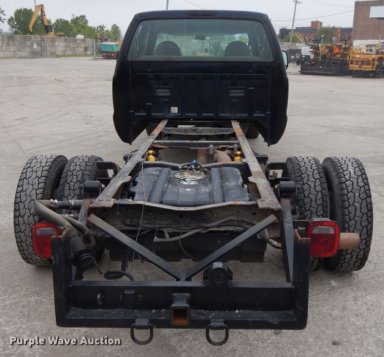 image for item DE5746 2002 Ford F350 Super Duty  Crew Cab pickup truck cab and chassis