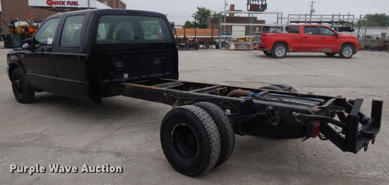 image for item DE5746 2002 Ford F350 Super Duty  Crew Cab pickup truck cab and chassis