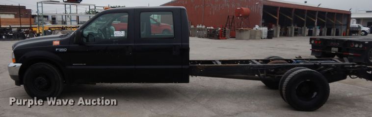 image for item DE5746 2002 Ford F350 Super Duty  Crew Cab pickup truck cab and chassis