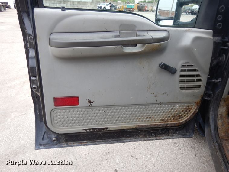 image for item DE5746 2002 Ford F350 Super Duty  Crew Cab pickup truck cab and chassis