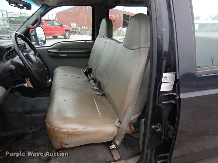 image for item DE5746 2002 Ford F350 Super Duty  Crew Cab pickup truck cab and chassis