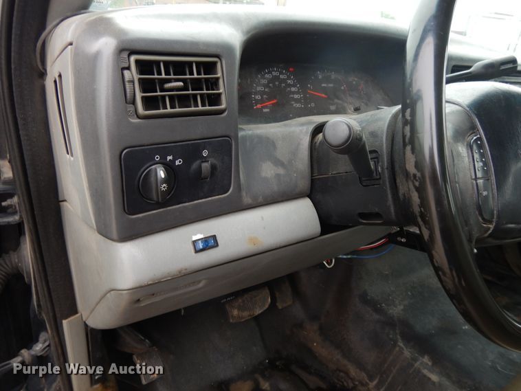 image for item DE5746 2002 Ford F350 Super Duty  Crew Cab pickup truck cab and chassis