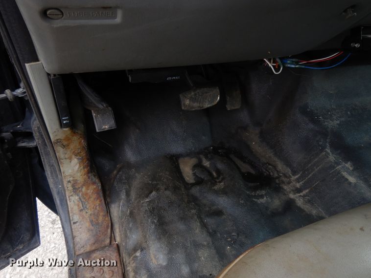 image for item DE5746 2002 Ford F350 Super Duty  Crew Cab pickup truck cab and chassis