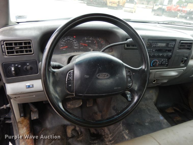 image for item DE5746 2002 Ford F350 Super Duty  Crew Cab pickup truck cab and chassis