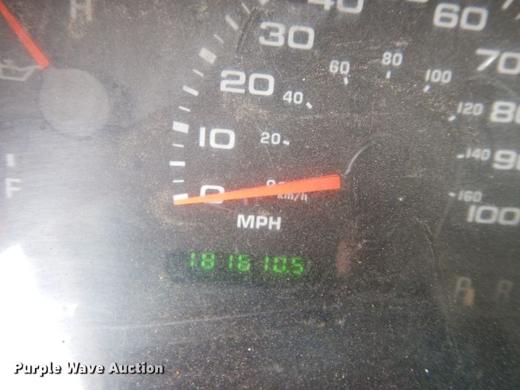 image for item DE5746 2002 Ford F350 Super Duty  Crew Cab pickup truck cab and chassis