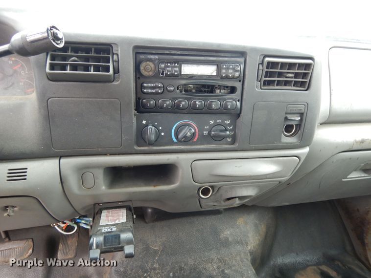 image for item DE5746 2002 Ford F350 Super Duty  Crew Cab pickup truck cab and chassis