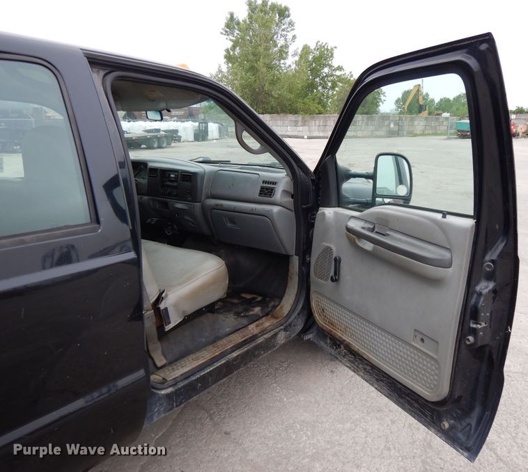 image for item DE5746 2002 Ford F350 Super Duty  Crew Cab pickup truck cab and chassis