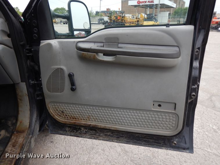 image for item DE5746 2002 Ford F350 Super Duty  Crew Cab pickup truck cab and chassis