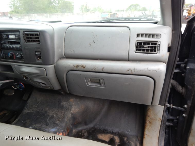 image for item DE5746 2002 Ford F350 Super Duty  Crew Cab pickup truck cab and chassis