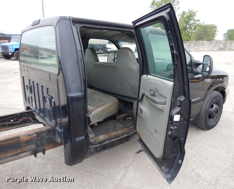 image for item DE5746 2002 Ford F350 Super Duty  Crew Cab pickup truck cab and chassis