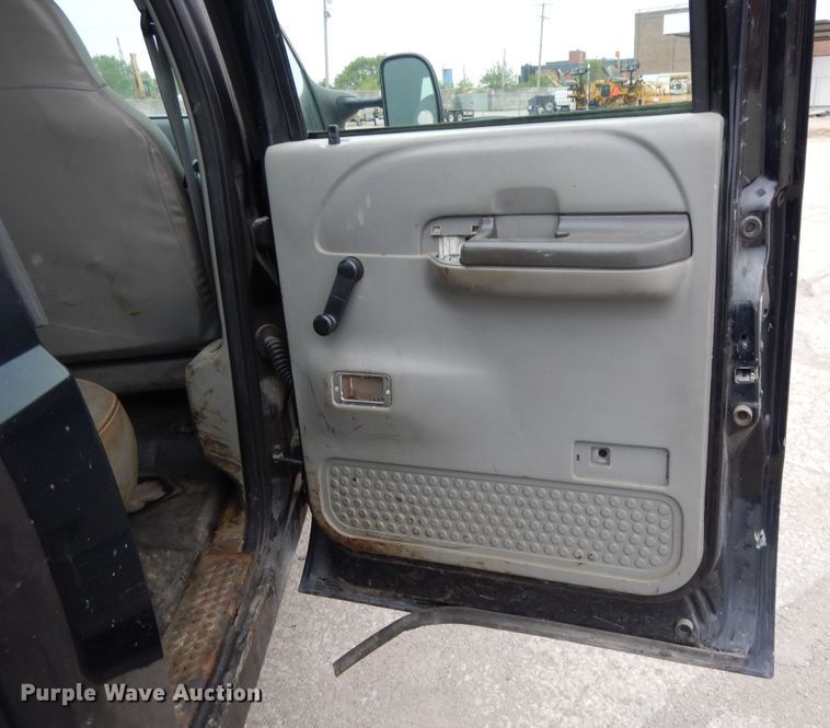 image for item DE5746 2002 Ford F350 Super Duty  Crew Cab pickup truck cab and chassis