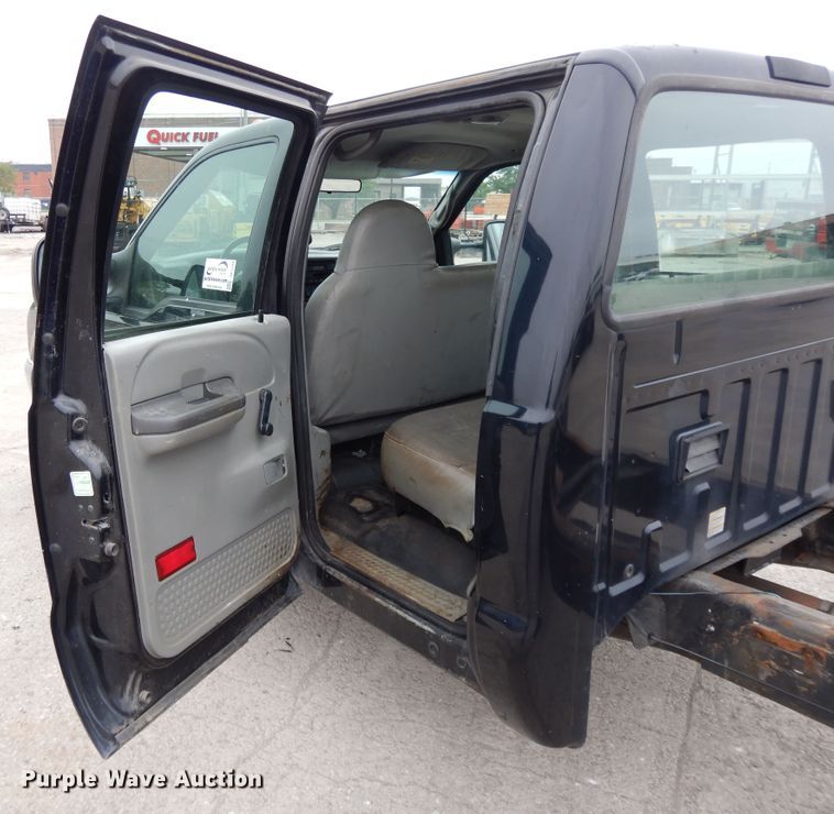 image for item DE5746 2002 Ford F350 Super Duty  Crew Cab pickup truck cab and chassis