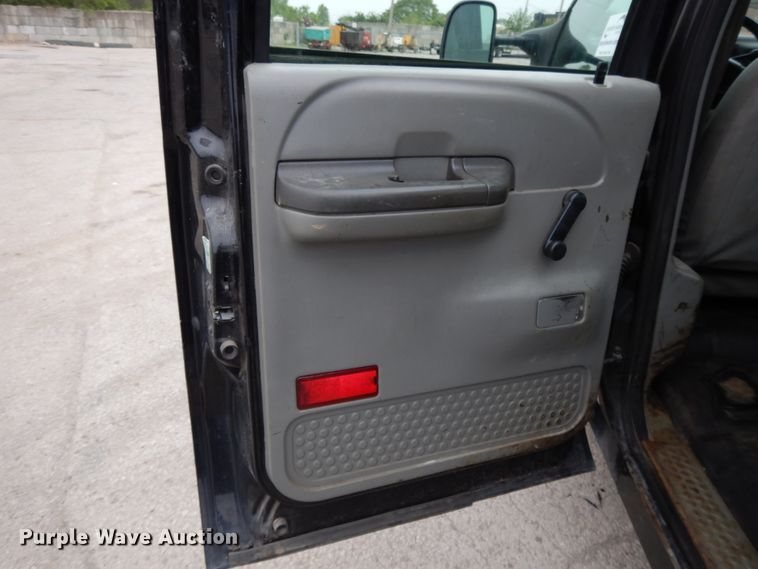 image for item DE5746 2002 Ford F350 Super Duty  Crew Cab pickup truck cab and chassis