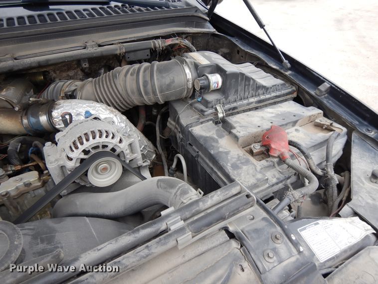 image for item DE5746 2002 Ford F350 Super Duty  Crew Cab pickup truck cab and chassis