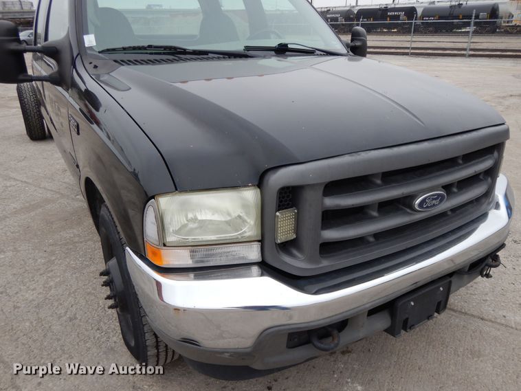 image for item DE5746 2002 Ford F350 Super Duty  Crew Cab pickup truck cab and chassis