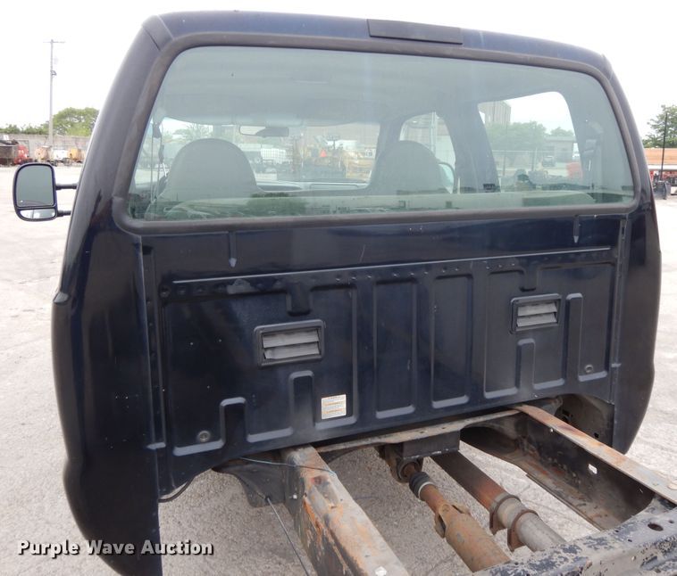 image for item DE5746 2002 Ford F350 Super Duty  Crew Cab pickup truck cab and chassis