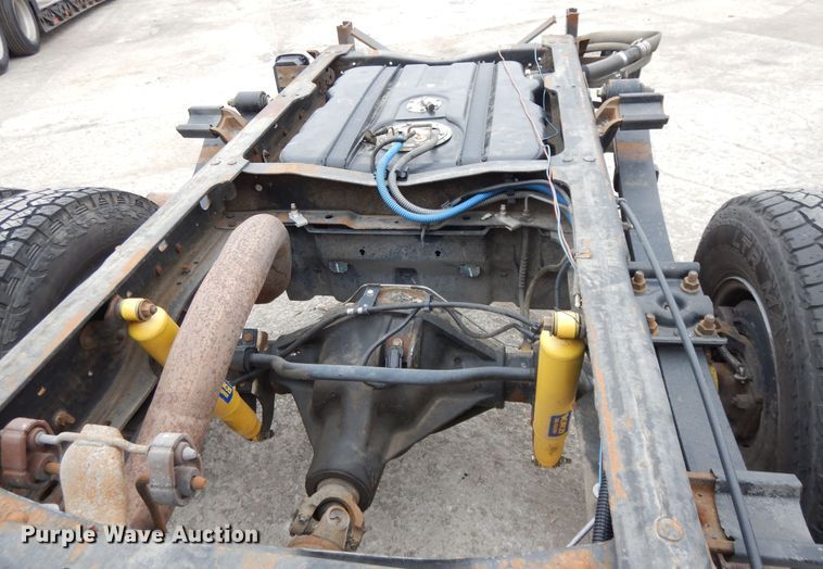 image for item DE5746 2002 Ford F350 Super Duty  Crew Cab pickup truck cab and chassis