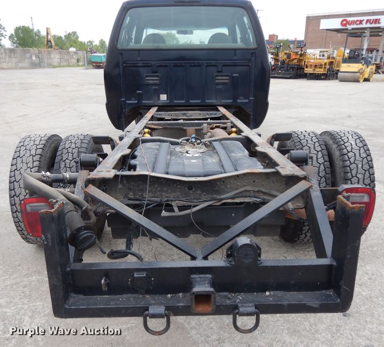 image for item DE5746 2002 Ford F350 Super Duty  Crew Cab pickup truck cab and chassis
