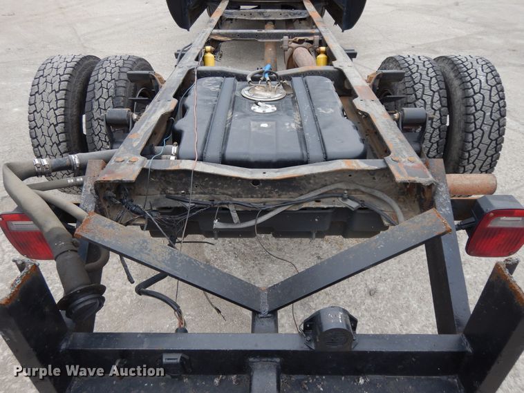 image for item DE5746 2002 Ford F350 Super Duty  Crew Cab pickup truck cab and chassis