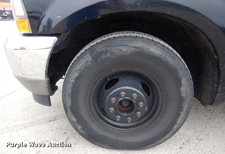 image for item DE5746 2002 Ford F350 Super Duty  Crew Cab pickup truck cab and chassis