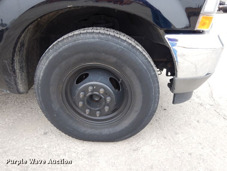 image for item DE5746 2002 Ford F350 Super Duty  Crew Cab pickup truck cab and chassis