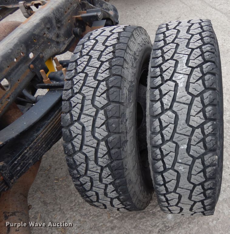 image for item DE5746 2002 Ford F350 Super Duty  Crew Cab pickup truck cab and chassis