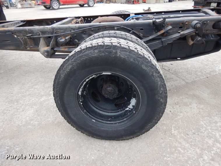 image for item DE5746 2002 Ford F350 Super Duty  Crew Cab pickup truck cab and chassis