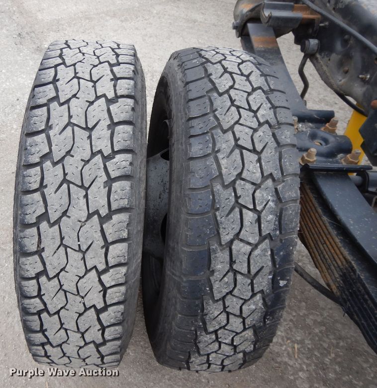 image for item DE5746 2002 Ford F350 Super Duty  Crew Cab pickup truck cab and chassis