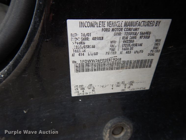 image for item DE5746 2002 Ford F350 Super Duty  Crew Cab pickup truck cab and chassis