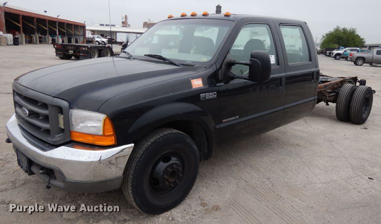 image for item DE5747 1999 Ford F350 Super Duty  Crew Cab pickup truck cab and chassis