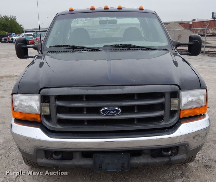 image for item DE5747 1999 Ford F350 Super Duty  Crew Cab pickup truck cab and chassis