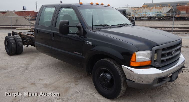 image for item DE5747 1999 Ford F350 Super Duty  Crew Cab pickup truck cab and chassis