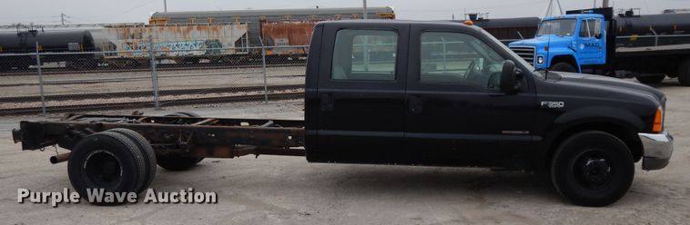 image for item DE5747 1999 Ford F350 Super Duty  Crew Cab pickup truck cab and chassis