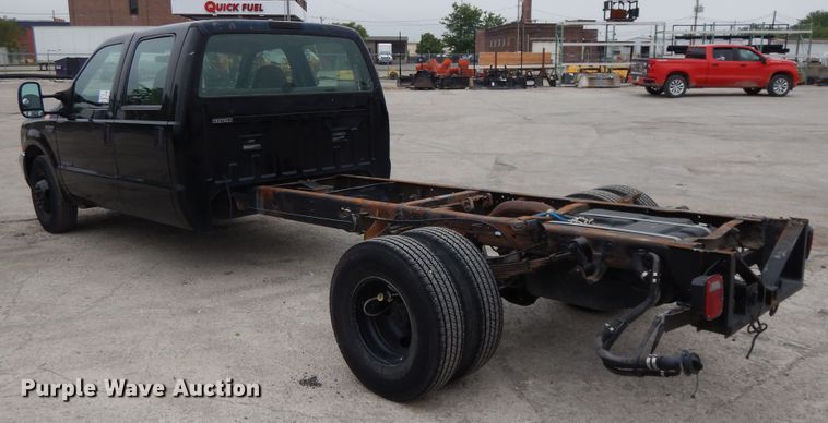 image for item DE5747 1999 Ford F350 Super Duty  Crew Cab pickup truck cab and chassis