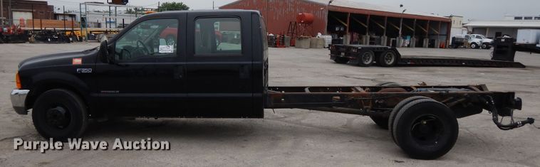 image for item DE5747 1999 Ford F350 Super Duty  Crew Cab pickup truck cab and chassis