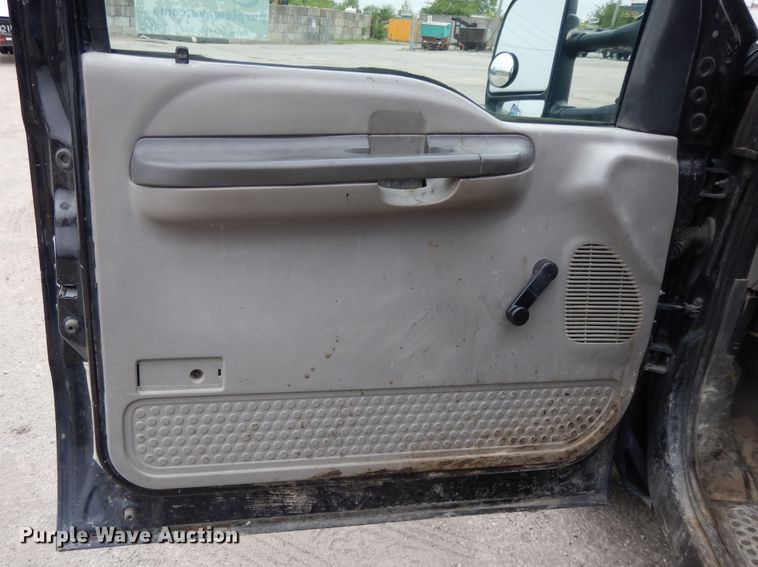 image for item DE5747 1999 Ford F350 Super Duty  Crew Cab pickup truck cab and chassis