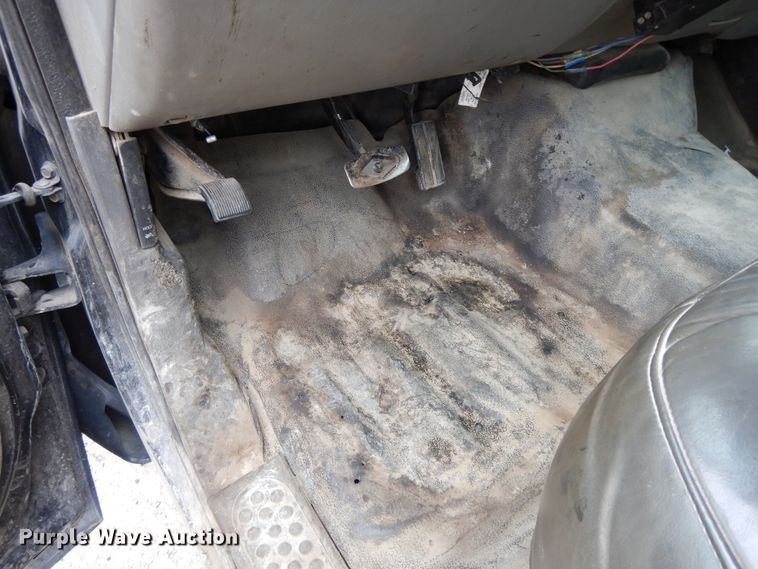 image for item DE5747 1999 Ford F350 Super Duty  Crew Cab pickup truck cab and chassis