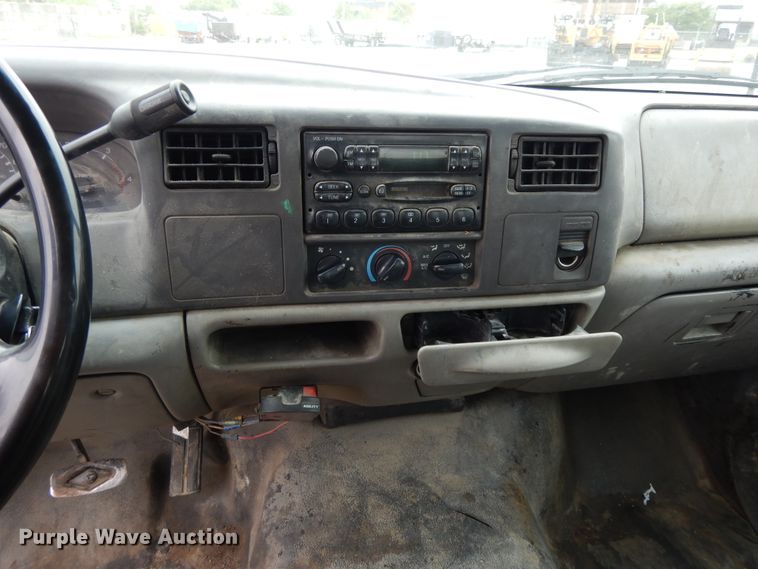 image for item DE5747 1999 Ford F350 Super Duty  Crew Cab pickup truck cab and chassis