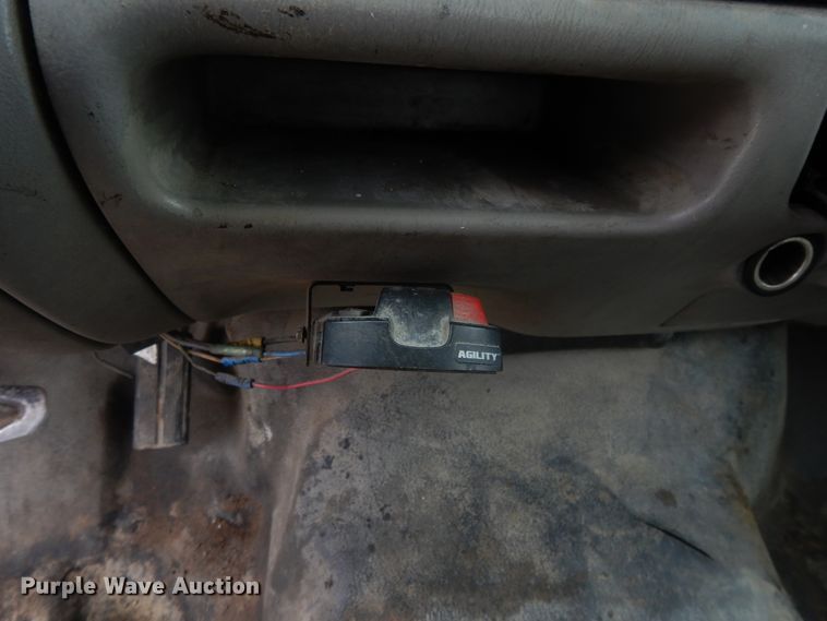 image for item DE5747 1999 Ford F350 Super Duty  Crew Cab pickup truck cab and chassis