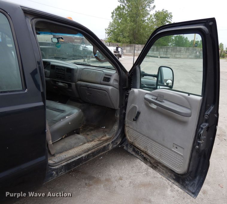 image for item DE5747 1999 Ford F350 Super Duty  Crew Cab pickup truck cab and chassis