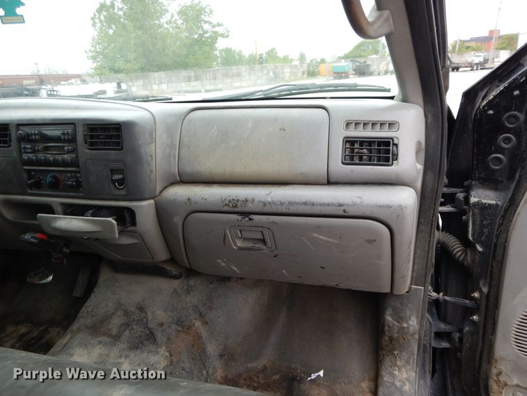 image for item DE5747 1999 Ford F350 Super Duty  Crew Cab pickup truck cab and chassis