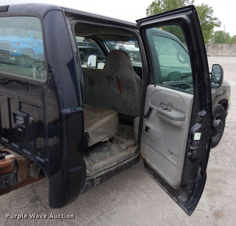 image for item DE5747 1999 Ford F350 Super Duty  Crew Cab pickup truck cab and chassis